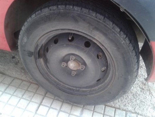 Doi tineri au furat capacele ornamentale ale unui autoturism, la Năvodari